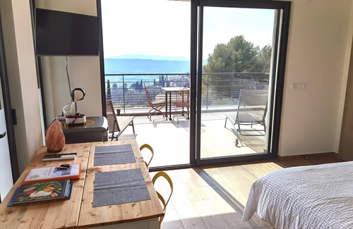 Montauroux Cama Y Desayuno | Villa bioclimática contemporánea con piscina en el Var