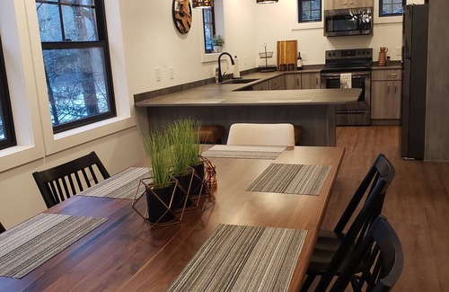 Bodines Cabaña | Contemporary Mountain Gem- 20 mins to Williamsport- w/Creek Views- Sleeps 6