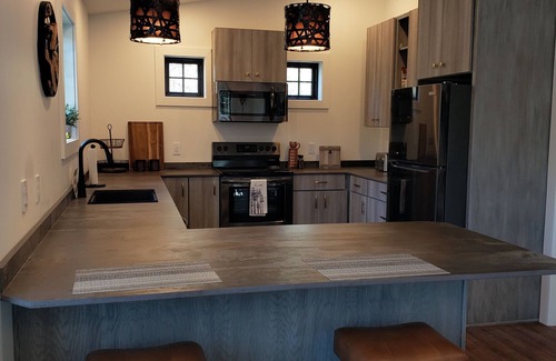 Bodines Cabaña | Contemporary Mountain Gem- 20 mins to Williamsport- w/Creek Views- Sleeps 6