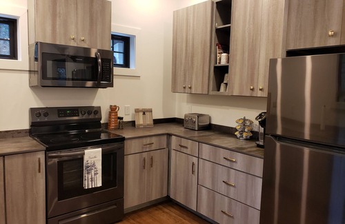 Bodines Cabaña | Contemporary Mountain Gem- 20 mins to Williamsport- w/Creek Views- Sleeps 6