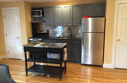 Dedham Apartamento | Estilo y confort contemporáneos conveniente a Boston y la ruta 128