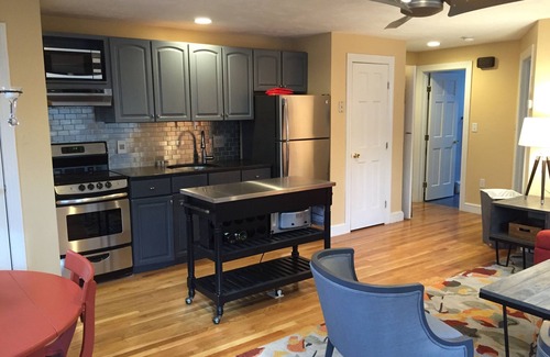 Dedham Apartamento | Estilo y confort contemporáneos conveniente a Boston y la ruta 128