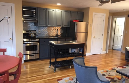 Dedham Apartamento | Estilo y confort contemporáneos conveniente a Boston y la ruta 128