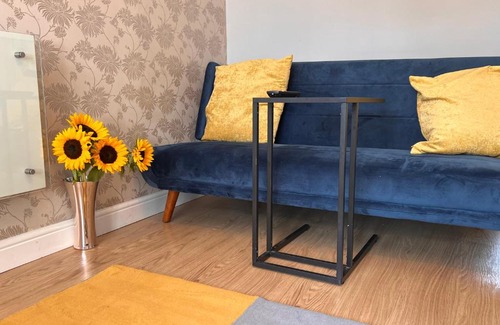 Giltbrook Casa | CONTRACTORS OR FAMILY HOUSE - M1 Nottingham - IKEA RETAIL PARK - CATKIN DRIVE - 2 Bed Home with Driveway, private garden, sleeps 4 - TV'S in all rooms