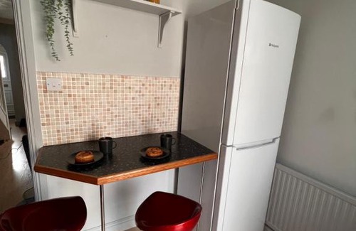 Giltbrook Casa | CONTRACTORS OR FAMILY HOUSE - M1 Nottingham - IKEA RETAIL PARK - CATKIN DRIVE - 2 Bed Home with Driveway, private garden, sleeps 4 - TV'S in all rooms