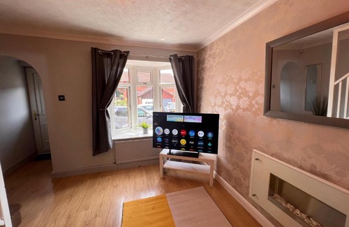 Giltbrook Casa | CONTRACTORS OR FAMILY HOUSE - M1 Nottingham - IKEA RETAIL PARK - CATKIN DRIVE - 2 Bed Home with Driveway, private garden, sleeps 4 - TV'S in all rooms