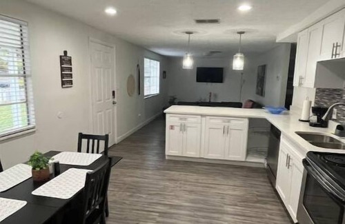 New Port Richey Casa | Convenient, cozy and bright :)