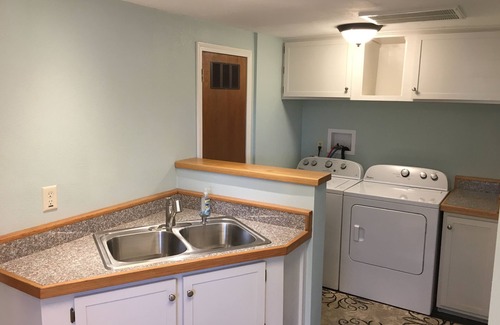 Riverton Casa | Cool Cal n Calm - Una casa de sótano recientemente renovada