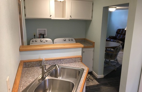 Riverton Casa | Cool Cal n Calm - Una casa de sótano recientemente renovada