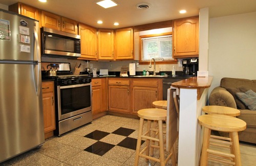 Oneonta Apartamento | Cooperstown Baseball Rentals - Double Play # 1 - ¡Cerca del All-Star Village, el centro y la piscina comunitaria!