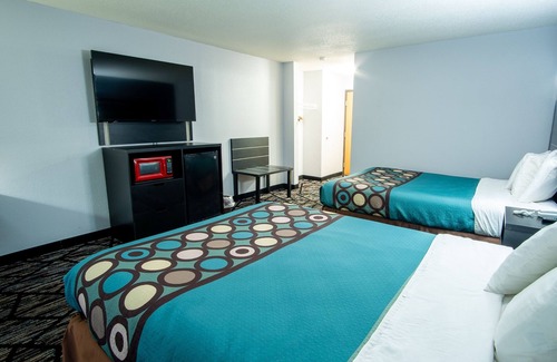 New Richmond Hotel | Coratel Inn and Suites By Jasper New Richmond - 2 Queen Bed Non Smoking