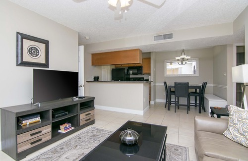 Brandon Condominio | Unidad de esquina - 2 habitaciones, 2 baños - Cerca del centro de Tampa