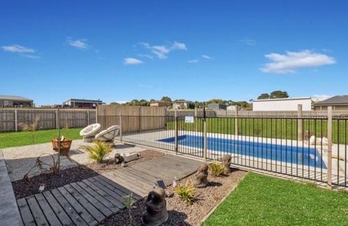 Coronet Bay Casa | Coronet Bay 5 bed,4 bath,30min to Cowes sleeps 10 outdoor heated pool,porta cot