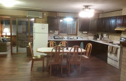 Brice Prairie Casa | Corto Ona-Lakehouse Rental, LLC es una casa de alquiler de vacaciones frente al lago