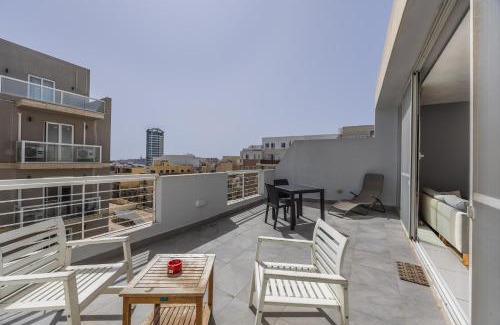 Msida Apartamento | Cosy 2BR Sunlit Penthouse with Large Front Terrace - Close to St Julian's, Sliema, & Valletta