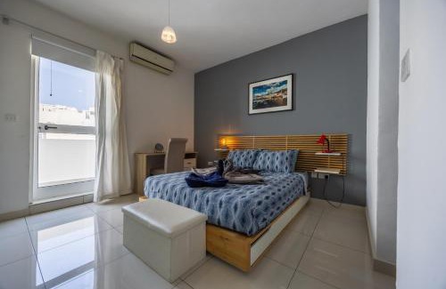 Msida Apartamento | Cosy 2BR Sunlit Penthouse with Large Front Terrace - Close to St Julian's, Sliema, & Valletta