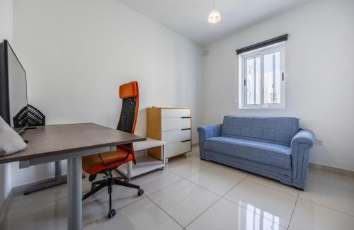 Msida Apartamento | Cosy 2BR Sunlit Penthouse with Large Front Terrace - Close to St Julian's, Sliema, & Valletta