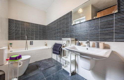 Msida Apartamento | Cosy 2BR Sunlit Penthouse with Large Front Terrace - Close to St Julian's, Sliema, & Valletta