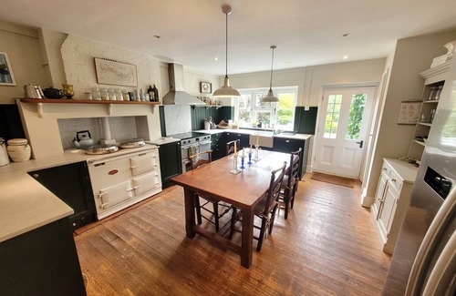 Pattiswick Casa | Cosy and warm old school country house surrounded by countryside and walks