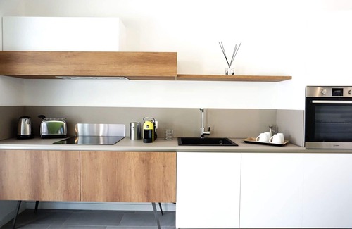 Laureto Villa | Acogedor apartamento en villa con jacuzzi, A/C, WIFI, TV y veranda, cerca de Alberobello