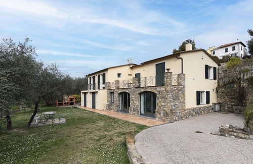 Costa dʼOneglia Villa | Hermoso apartamento en villa para 4 personas con A/C, WIFI, patio y mascotas permitida