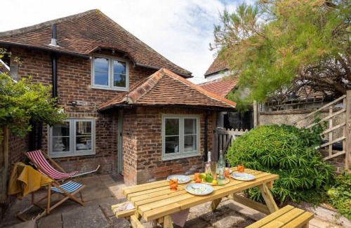 East Wittering Casa | Cosy Character Cottage by the Sea