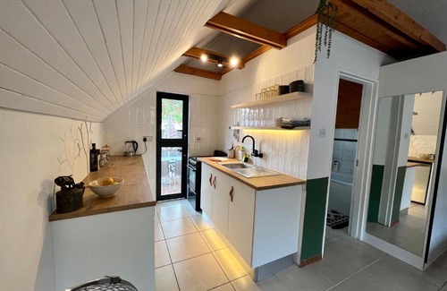 Gaborone Casa | Light, Bright & Cosy City Cottage
