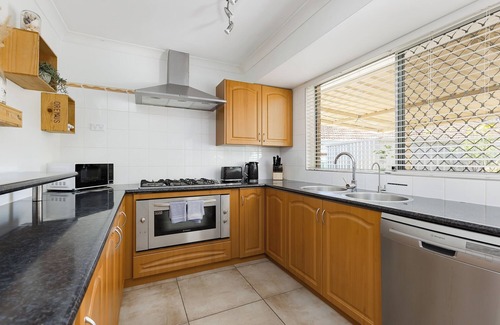 Hamilton Hill Casa | Cosy Corner Retreat by SwanBnB Management - close to Fremantle