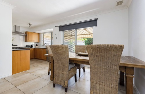 Hamilton Hill Casa | Cosy Corner Retreat by SwanBnB Management - close to Fremantle