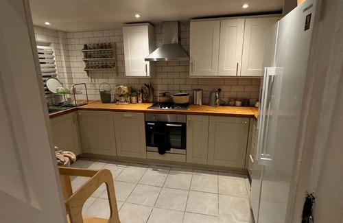 Trowbridge Cabaña | Cosy Cottage Cardiff City