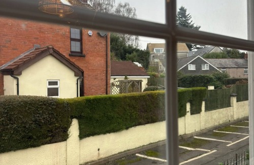 Trowbridge Cabaña | Cosy Cottage Cardiff City