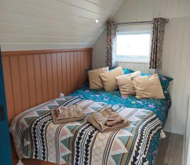 Laurencekirk Casa | Cosy Countryside Cabin - Sleeps 2 Parking & Farm
