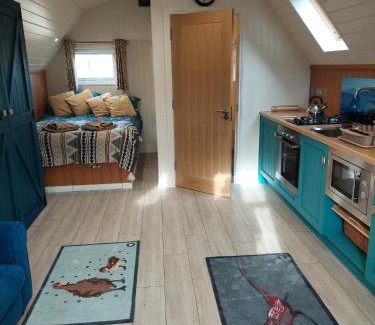 Laurencekirk Casa | Cosy Countryside Cabin - Sleeps 2 Parking & Farm