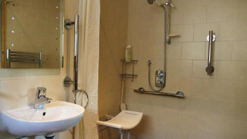 Llandderfel Casa | cosy ground floor disabled friendly room in farm house