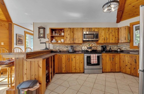 Clifton Royal Casa | Cosy Lake Paradise 4-Bed Retreat, Pet Friendly