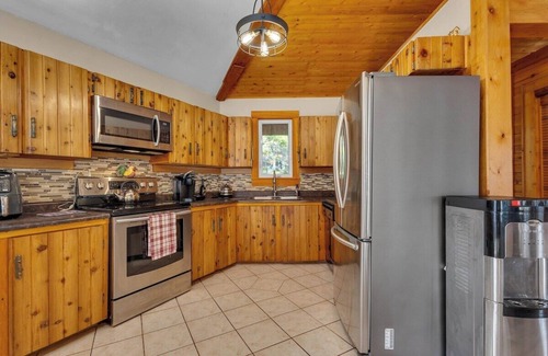 Clifton Royal Casa | Cosy Lake Paradise 4-Bed Retreat, Pet Friendly