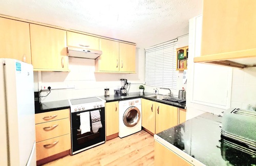Heaton Casa | Cosy Luxurious Entire 3 Bedroom House, Private Garden, Free Parking, Free WiFi