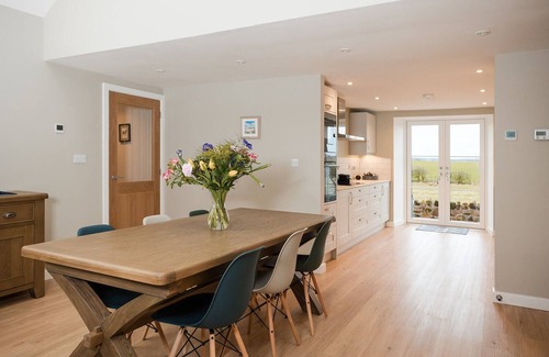 Berwick-upon-Tweed Cabaña | Cosy Northumberland farm cottage with hot tub in quiet location