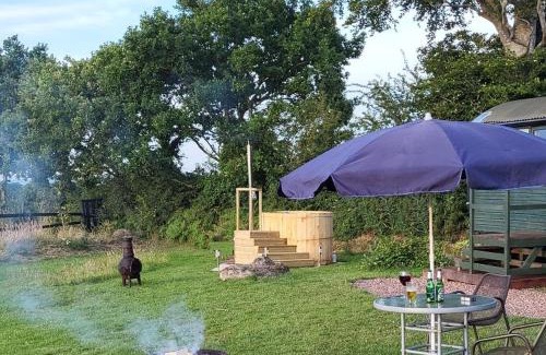 Sticklepath Casa | Cosy Off Grid Shepherds Hut with Wood Fired Hot Tub