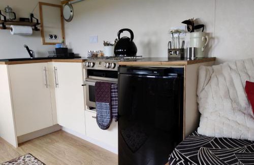 Sticklepath Casa | Cosy Off Grid Shepherds Hut with Wood Fired Hot Tub