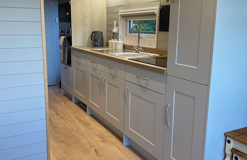 Brazzacott Cabina | Cosy Romantic/family break with Hot Tub in rural Cornwall -15mins drive to beach