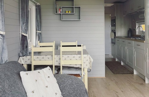 Brazzacott Cabina | Cosy Romantic/family break with Hot Tub in rural Cornwall -15mins drive to beach