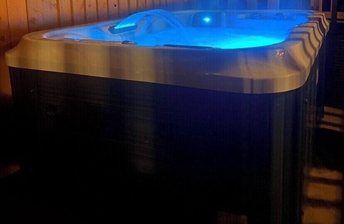 Brazzacott Cabina | Cosy Romantic/family break with Hot Tub in rural Cornwall -15mins drive to beach