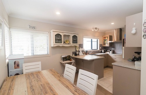 Hatfields Beach Casa | Cottage - 2 minutos en coche de la playa de Orewa con sus 3 km de arenas doradas