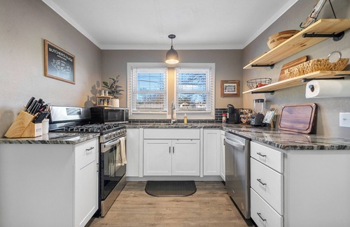 Hot Springs Cabaña | Cottage 300 yards to Oaklawn Casino!