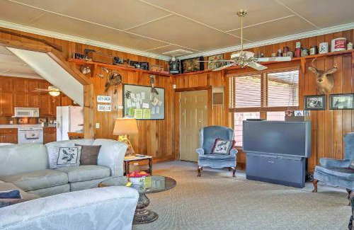 Ridgeway Casa | Cottage by the Pond on Gorgeous Expansive Estate