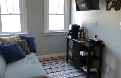 Berrien Springs Cabaña | Cottage close to wineries