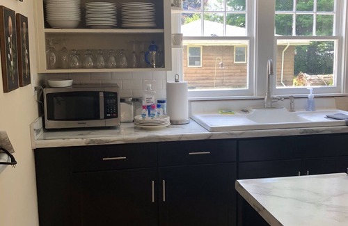 Berrien Springs Cabaña | Cottage close to wineries