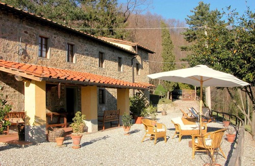 San Quirico Cabaña | Casa rústica en Pescia con piscina