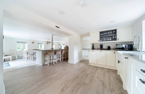 Thetford Cabaña | Cottage in Norfolk sleeps 23 - private pool, fishing lake, hot tub ref 99008SC